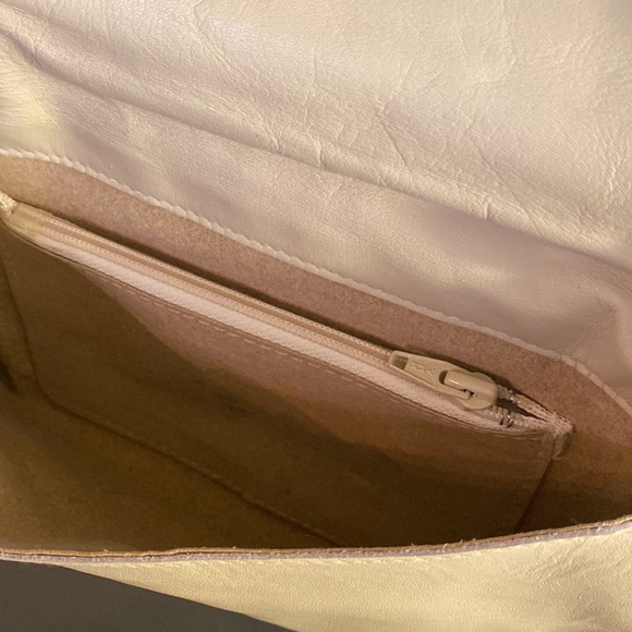 Vintage Leather Oversized Clutch Handbag with Coin pocket and Strap in Cream - Picture 5 of 5